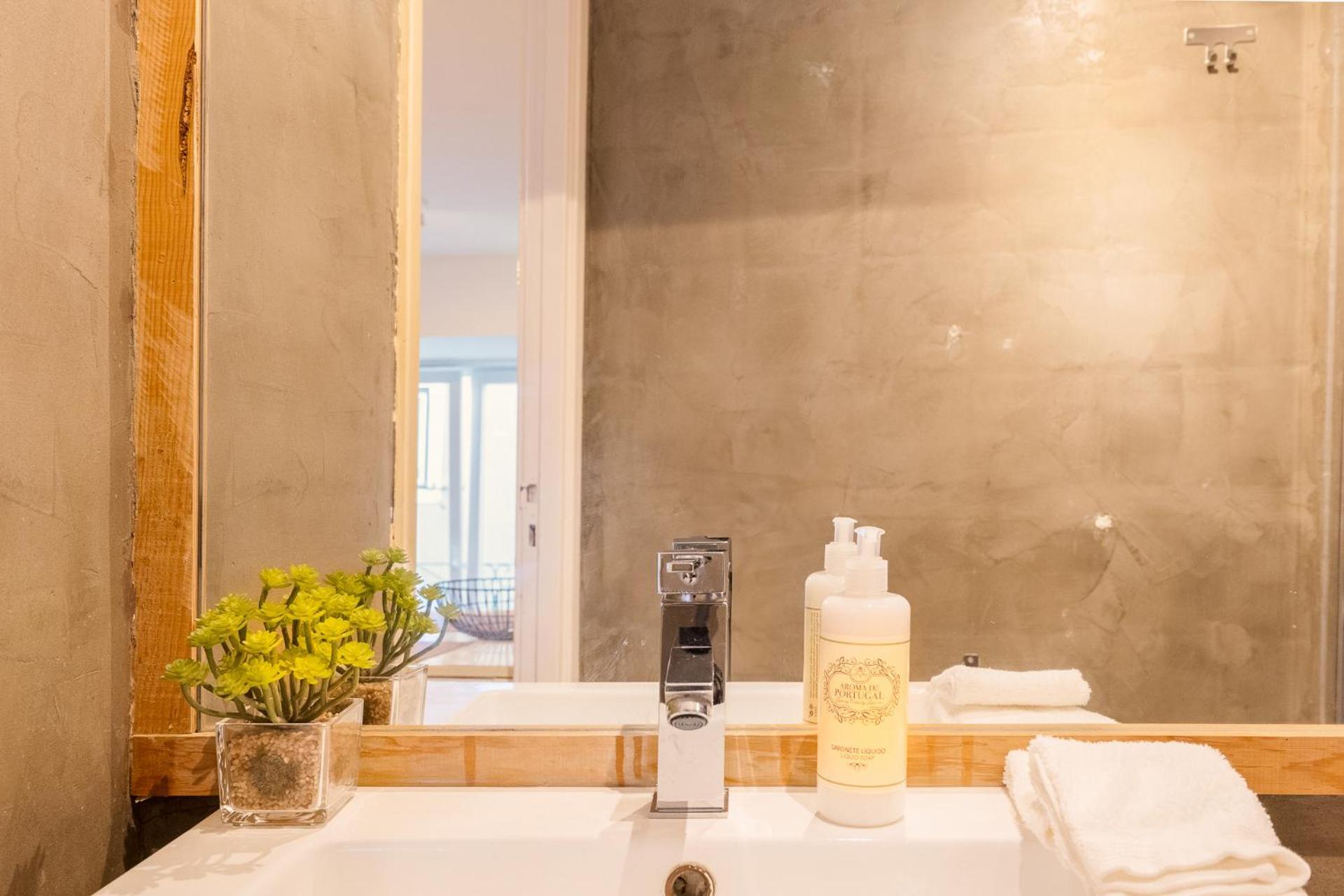 Contemporary Apartment In Chiado 3 Lissabon Buitenkant foto